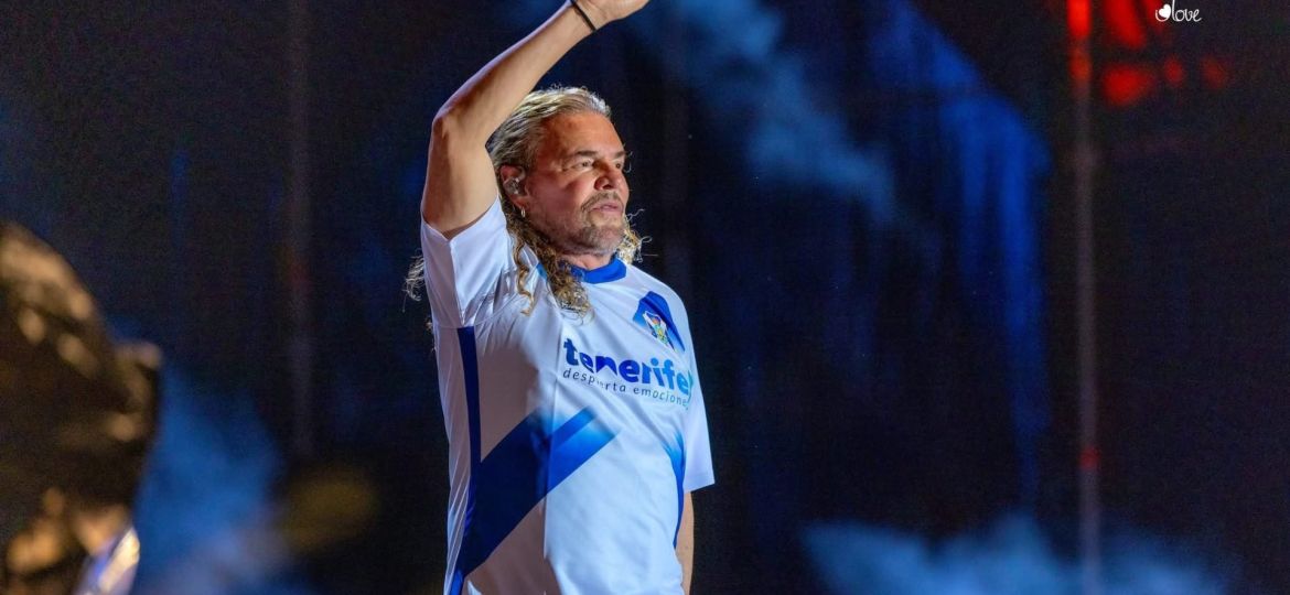 Maná con la camiseta tinerfeñista (@CDTOficial)