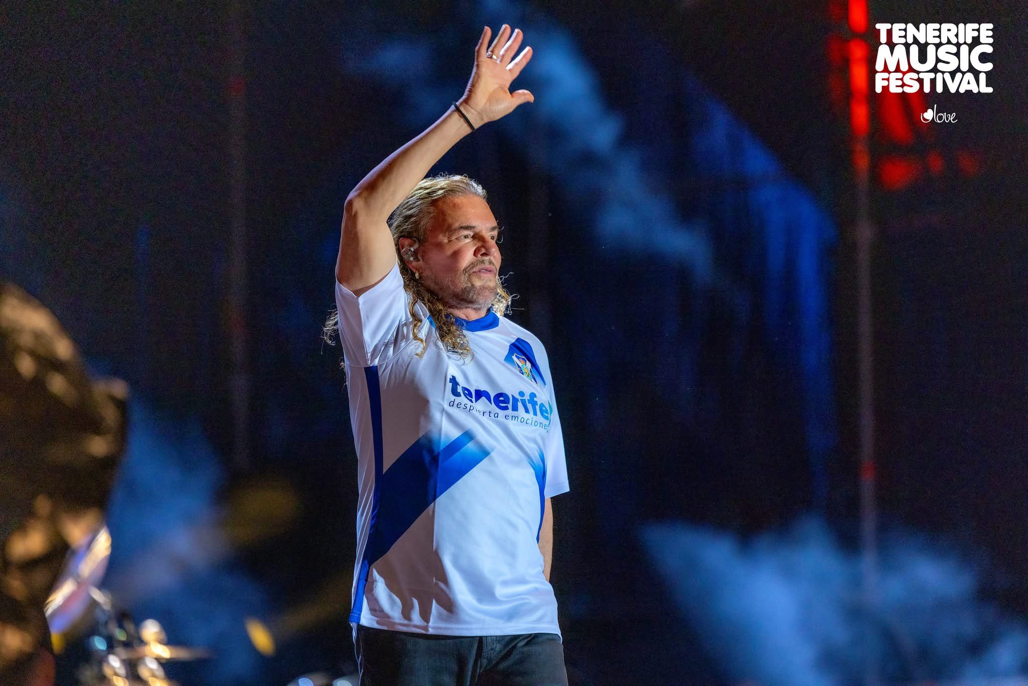 Maná con la camiseta tinerfeñista (@CDTOficial)
