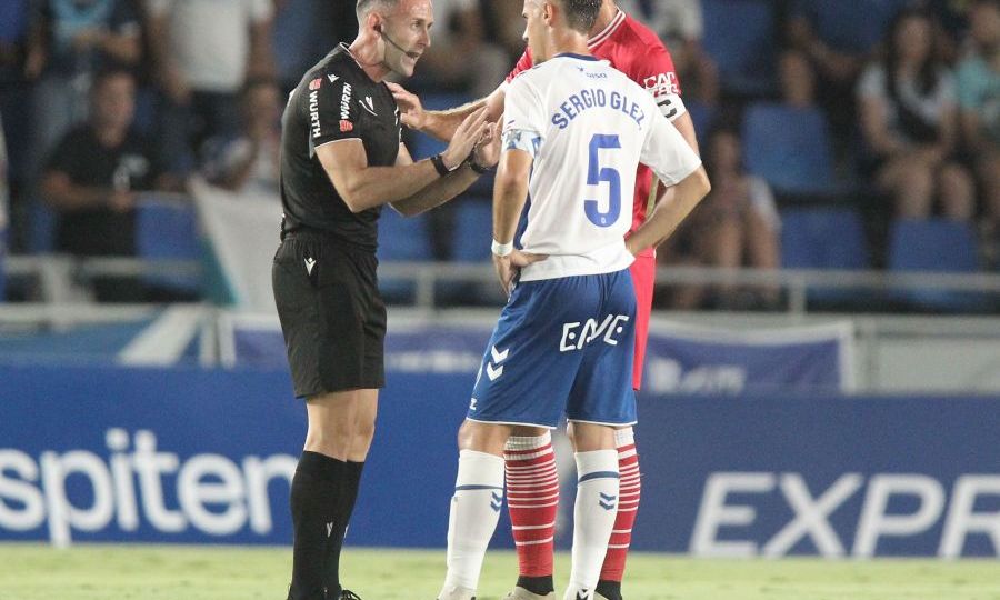 Manuel Jesús Orellana Cid hablando con los capitanes de ambos equipos (La Liga)