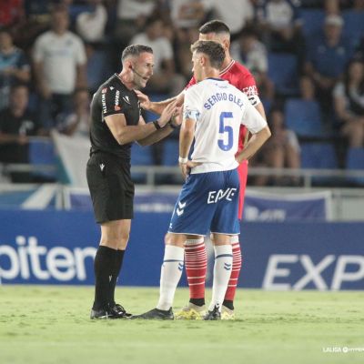 Manuel Jesús Orellana Cid hablando con los capitanes de ambos equipos (La Liga)