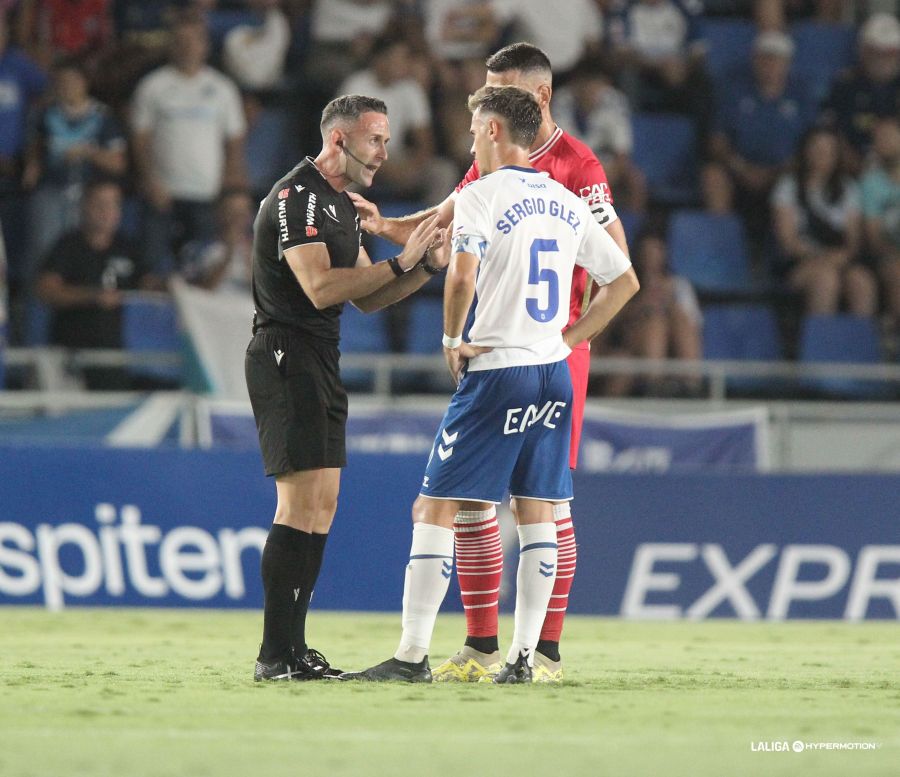 Manuel Jesús Orellana Cid hablando con los capitanes de ambos equipos (La Liga)