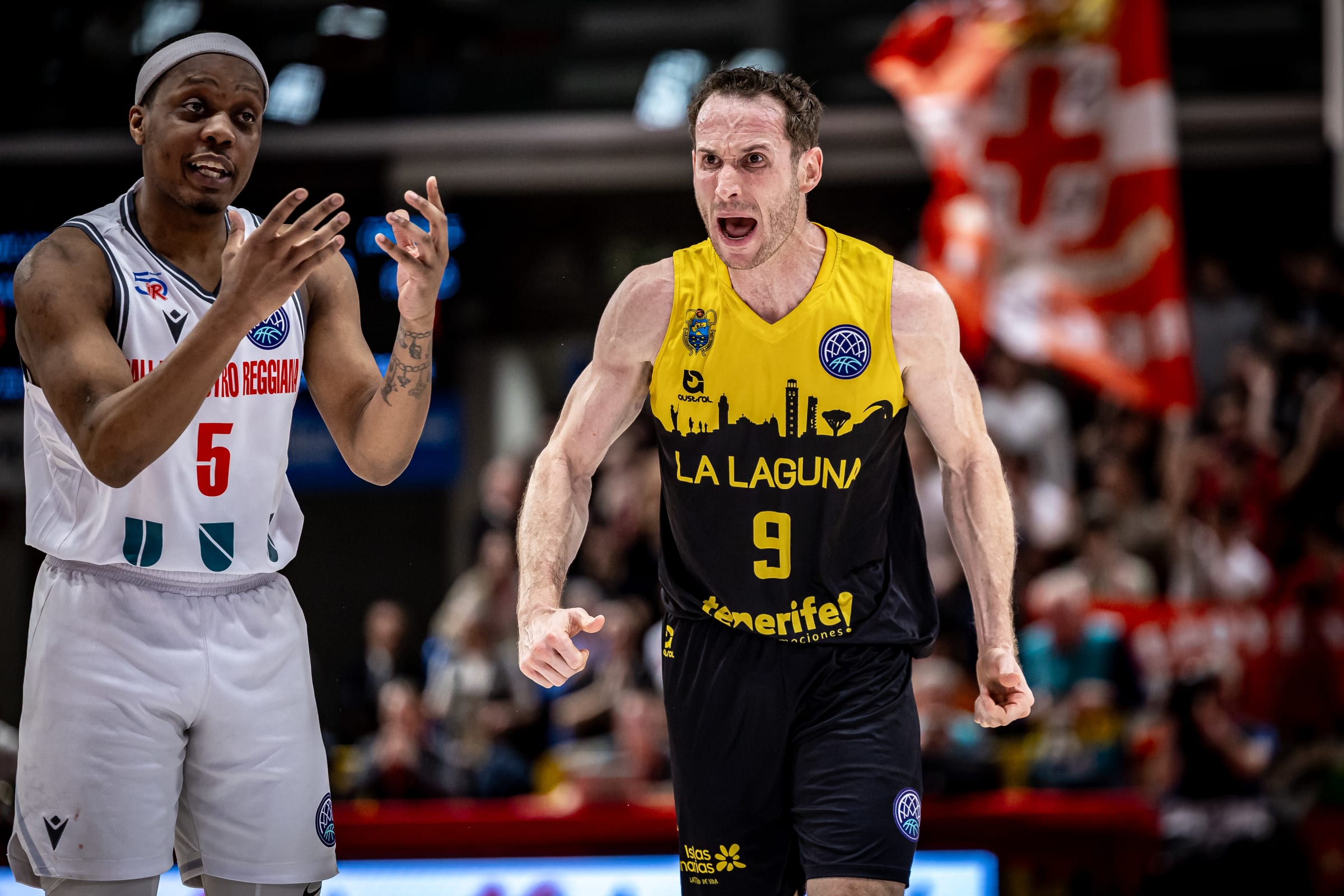 Marcelinho Huertas celebrando ante el Pallacanestro Reggiana (BCL)