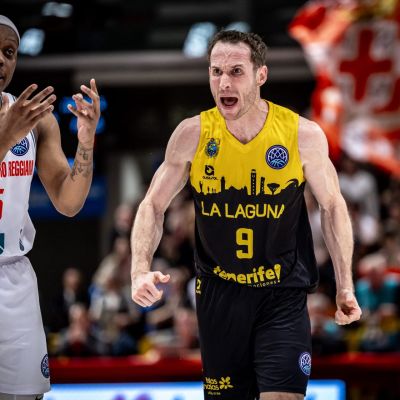 Marcelinho Huertas celebrando ante el Pallacanestro Reggiana (BCL)