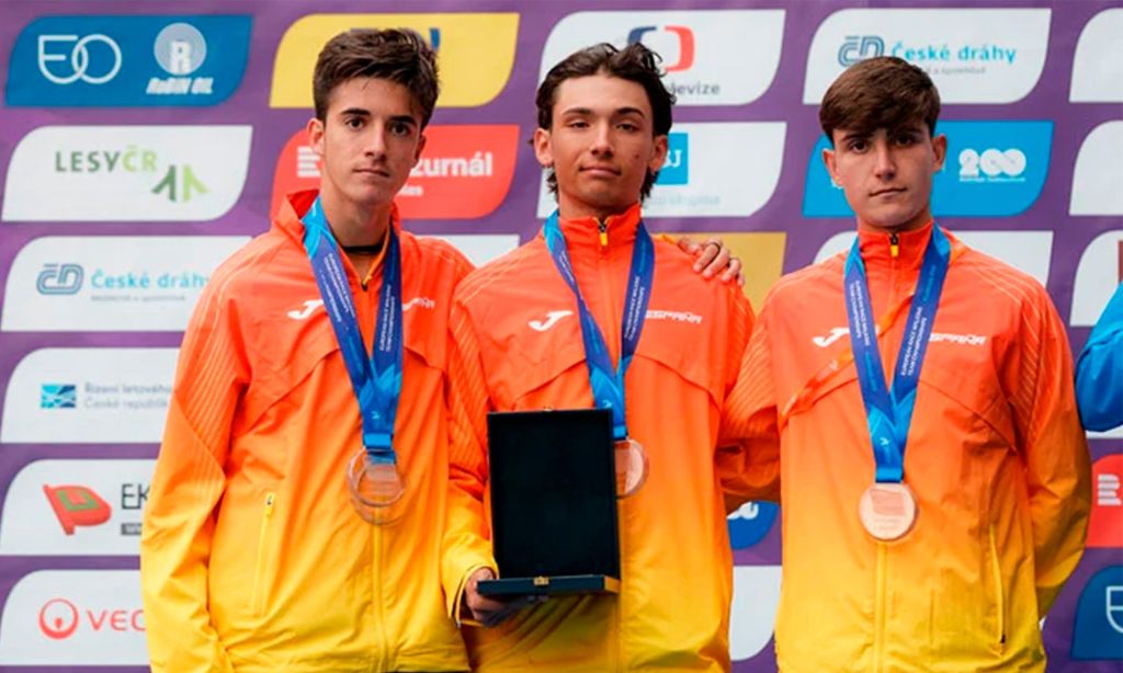 Pablo González (medio) junto a los otros tres marchadores sub 20 (CEDIDA)