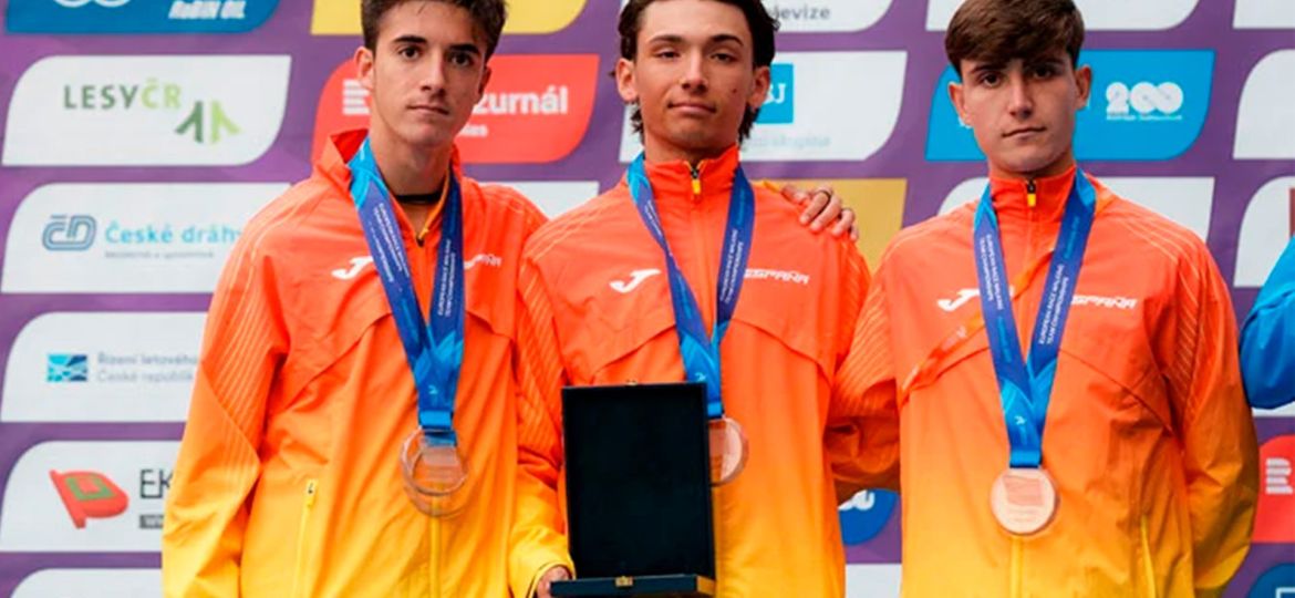 Pablo González (medio) junto a los otros tres marchadores sub 20 (CEDIDA)