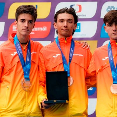 Pablo González (medio) junto a los otros tres marchadores sub 20 (CEDIDA)