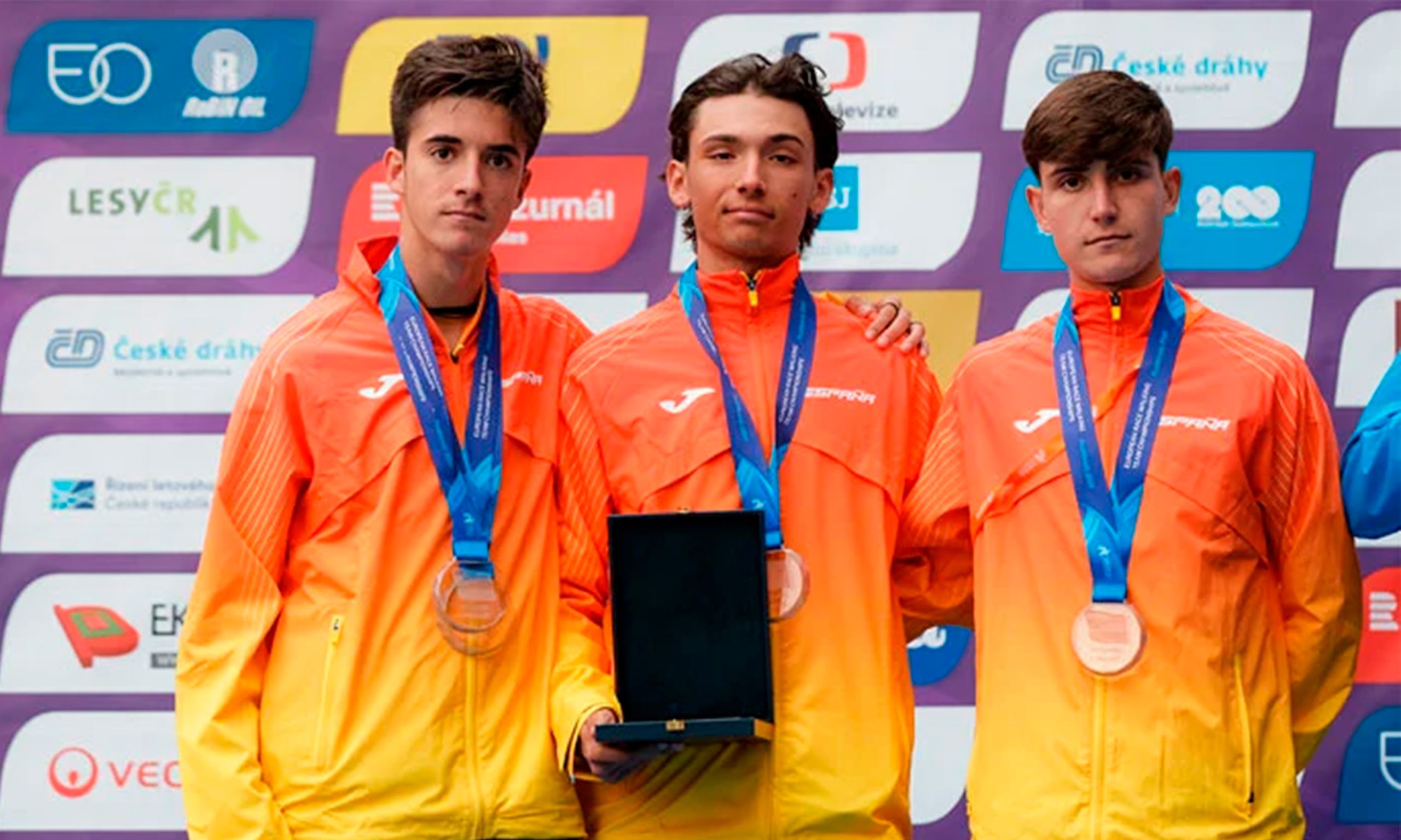 Pablo González (medio) junto a los otros tres marchadores sub 20 (CEDIDA)