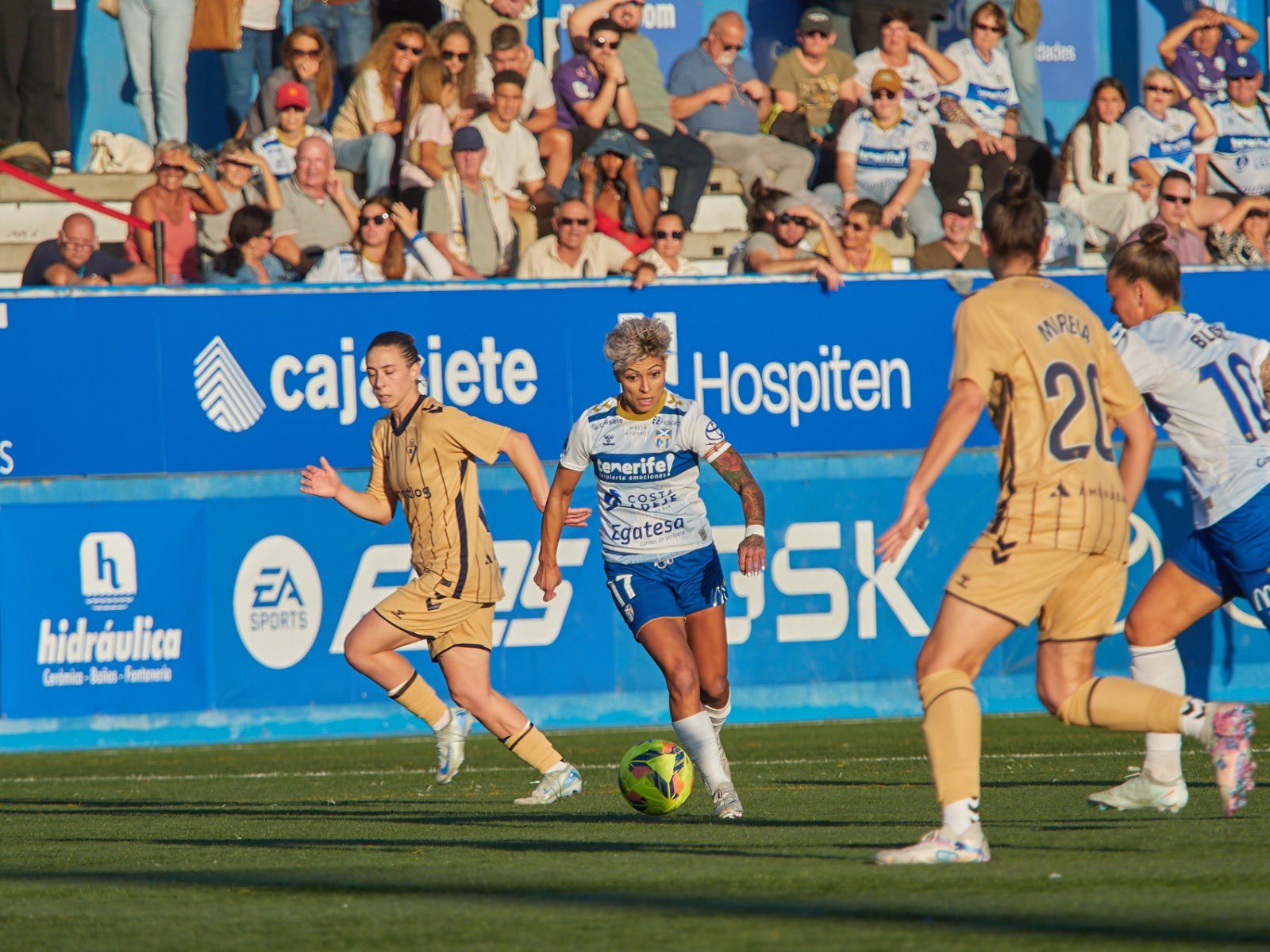 María José Pérez conduce el balón (@UDCATENERIFE).