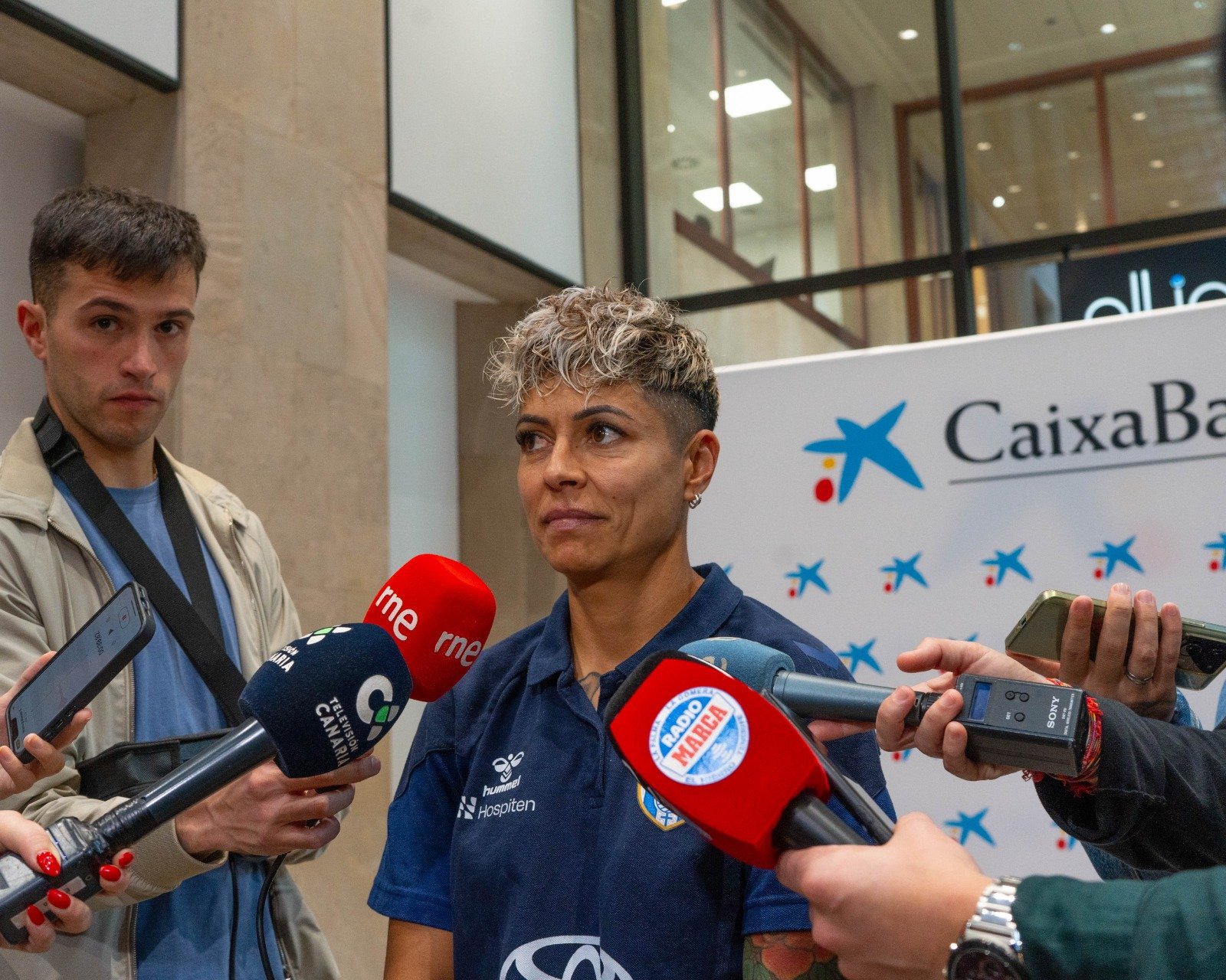 María José durante la presentación del encuentro (UD Costa Adeje Tenerife)