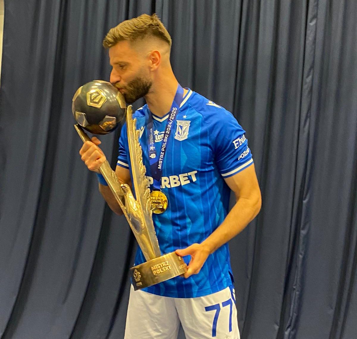 Mario González con el título de Liga (@MarieteG)