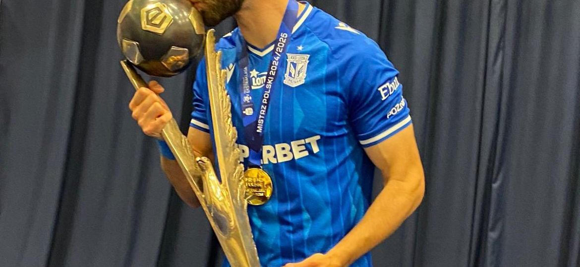 Mario González con el título de Liga (@MarieteG)