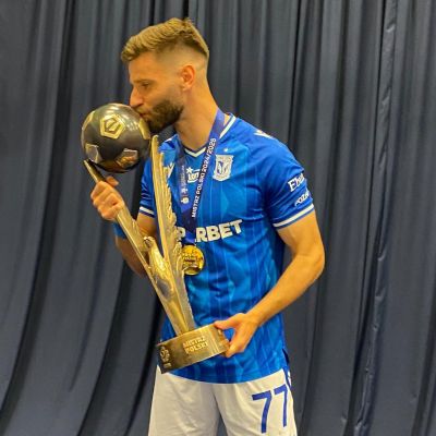 Mario González con el título de Liga (@MarieteG)