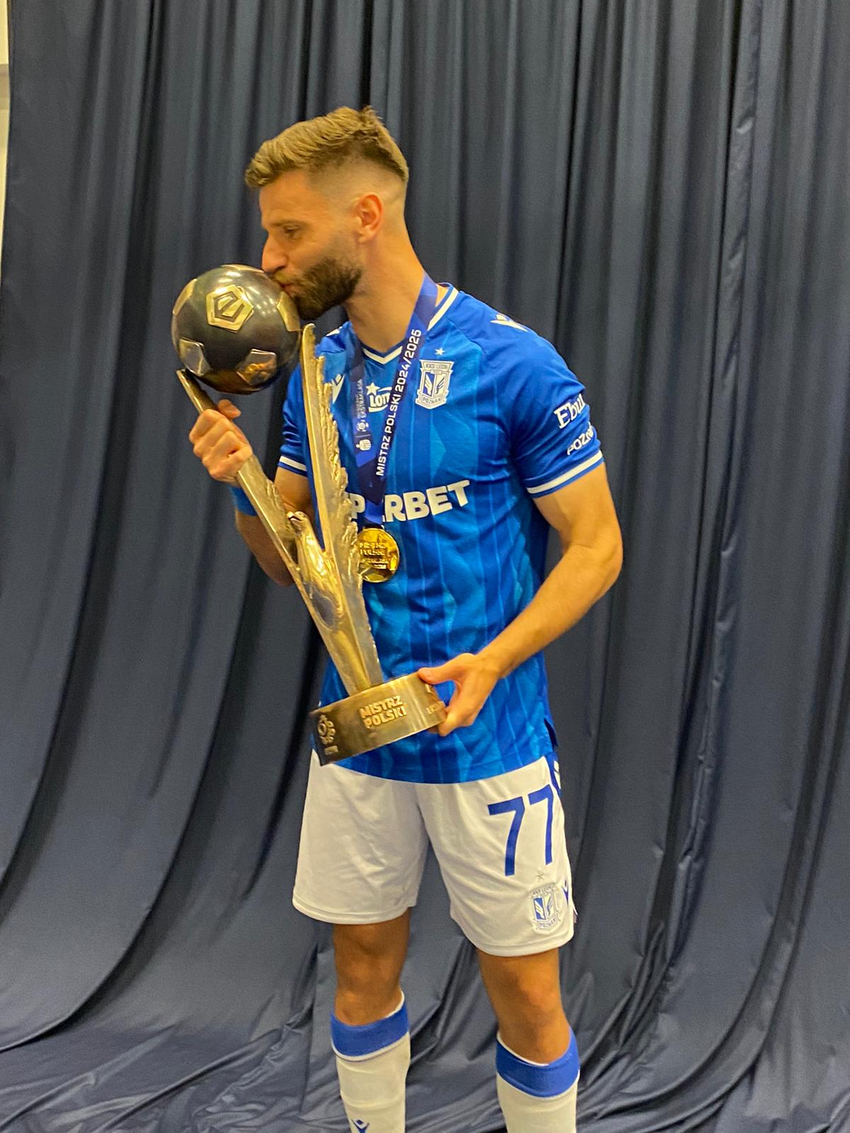 Mario González con el título de Liga (@MarieteG)