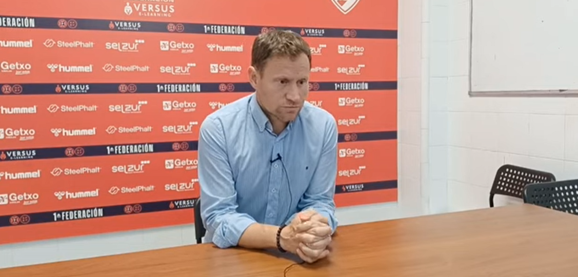 Mario Simón en rueda de prensa (Unionistas CF)