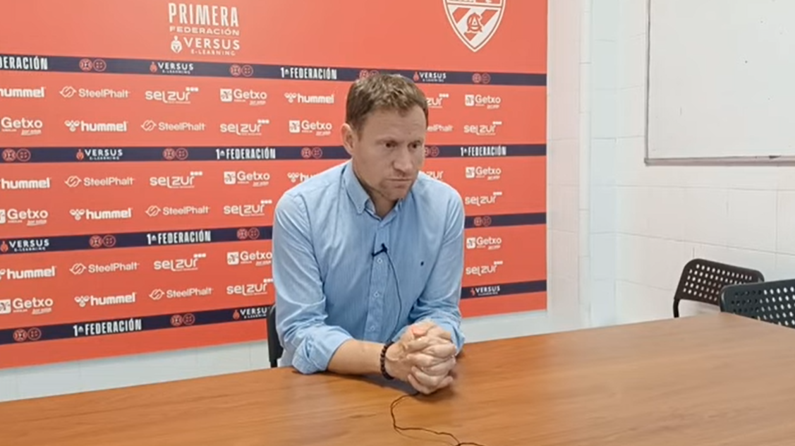 Mario Simón en rueda de prensa (Unionistas CF)