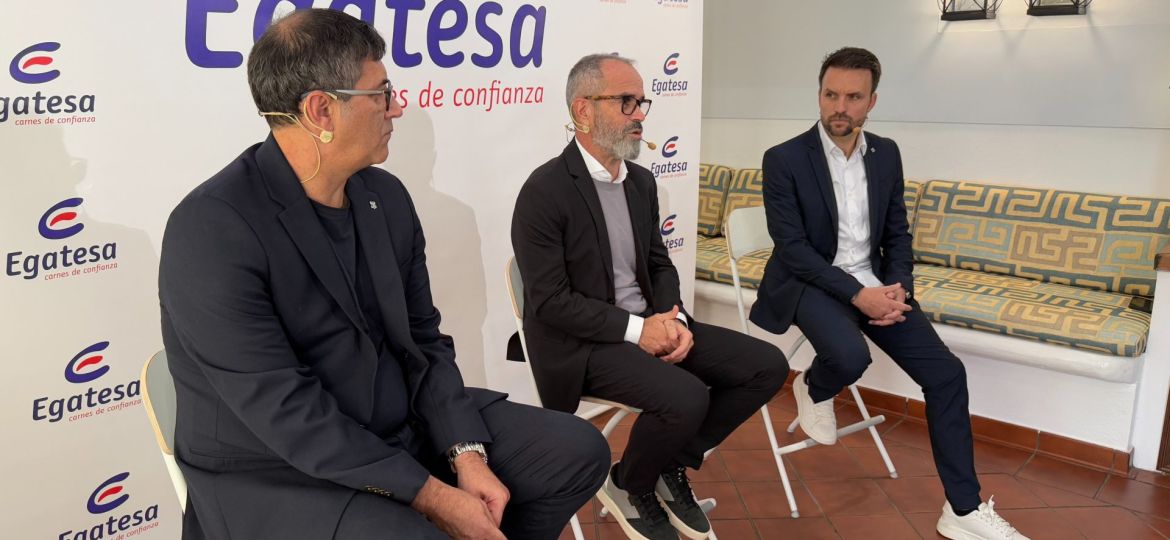 Mauro Pérez junto a Álvaro Cervera y Ayoze García en la presentación del técnico (@CDTOficial)