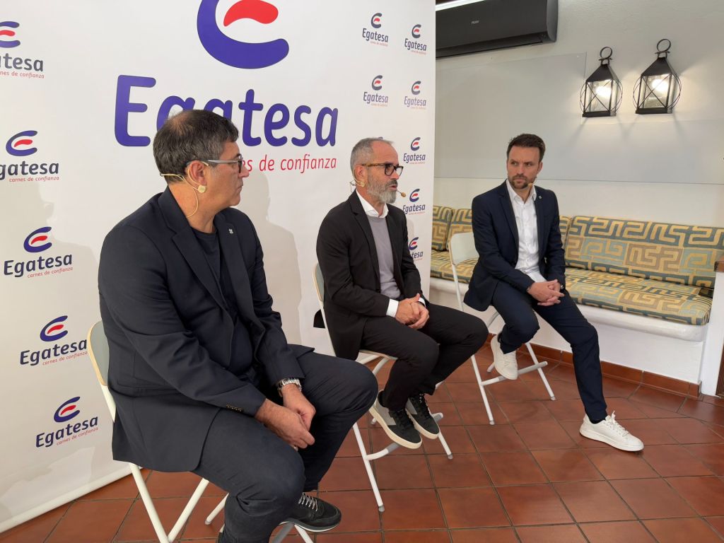 Mauro Pérez junto a Álvaro Cervera y Ayoze García en la presentación del técnico (@CDTOficial)