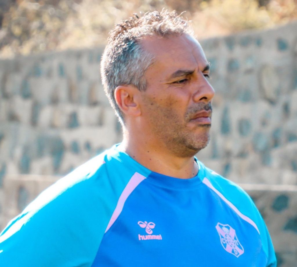 Mazinho dirigiendo una sesión de entrenamiento (@CdtCantera)
