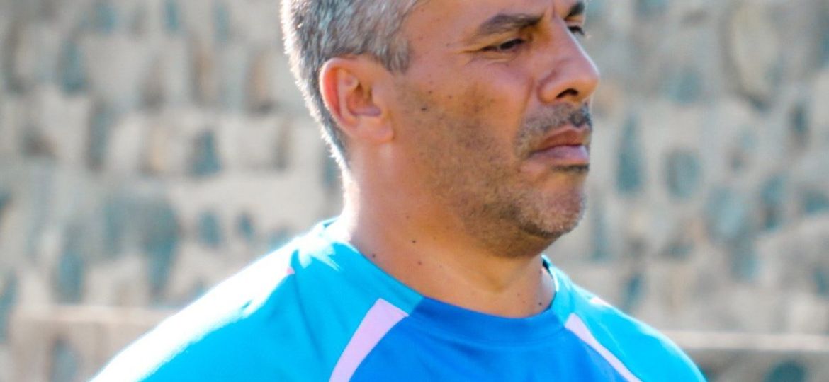Mazinho dirigiendo una sesión de entrenamiento (@CdtCantera)