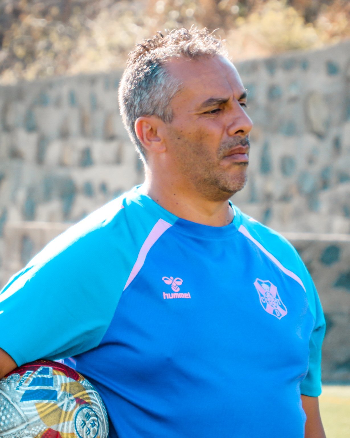 Mazinho dirigiendo una sesión de entrenamiento (@CdtCantera)