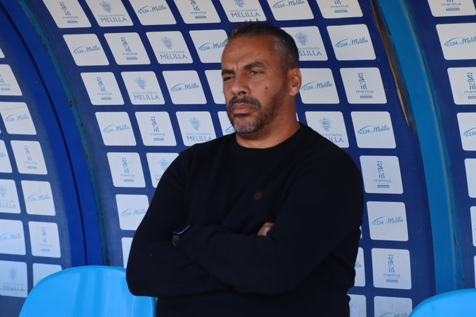 Mazinho en el banquillo del Melilla (@CDTOficial)