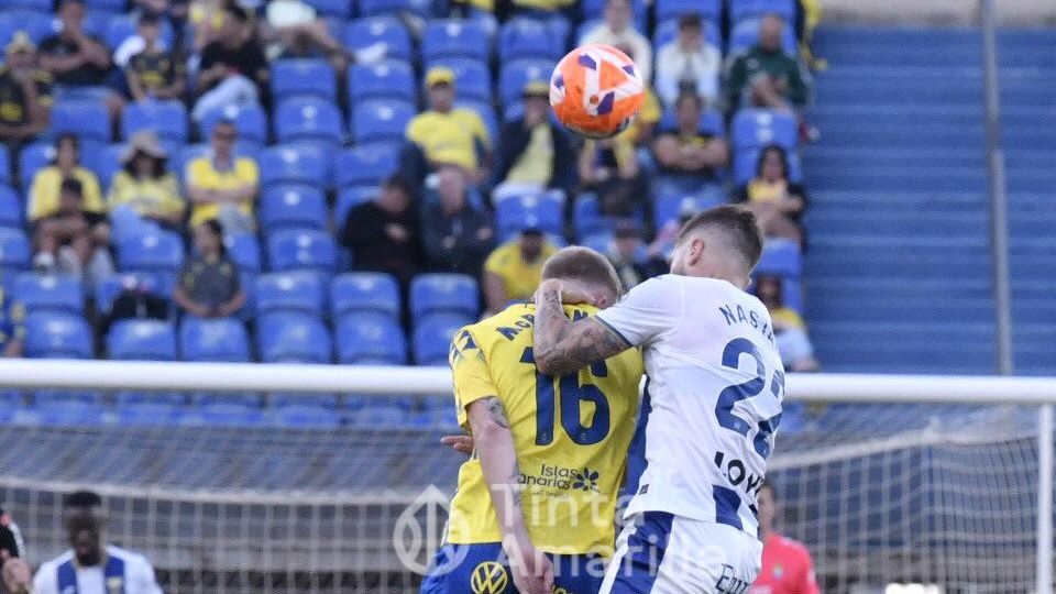 McBurnie y Nastasic pelean por un balón (TINTAAMARILLA.ES / C. Torres)