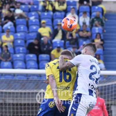 McBurnie y Nastasic pelean por un balón (TINTAAMARILLA.ES / C. Torres)