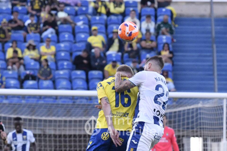 McBurnie y Nastasic pelean por un balón (TINTAAMARILLA.ES / C. Torres)