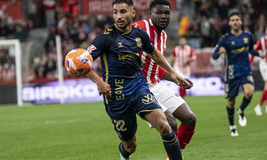 Mellot trata de zafarse de la presión rival (LaLiga)