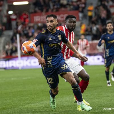 Mellot trata de zafarse de la presión rival (LaLiga)