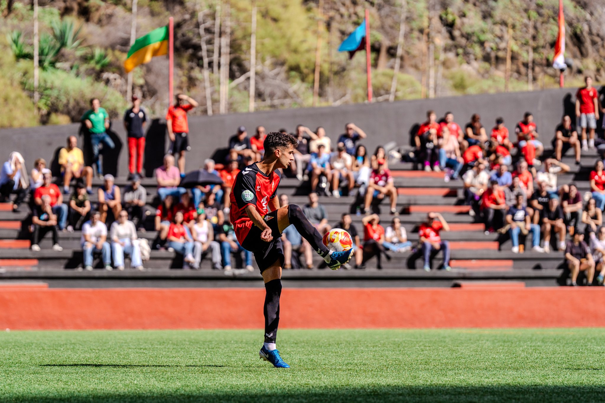 Acción del derbi palmero (@CDMENSAJERO).