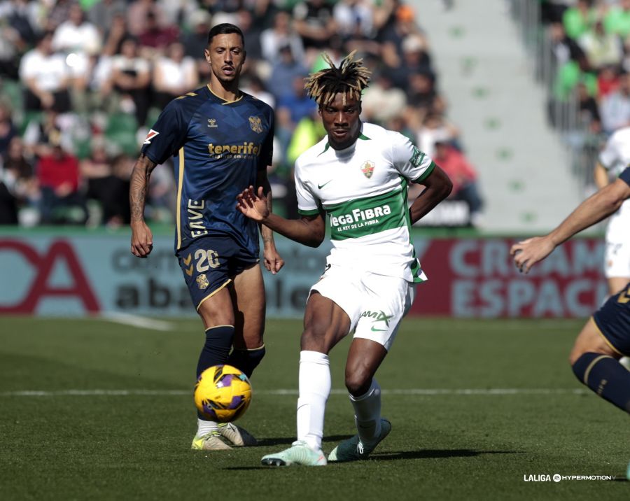 Maikel Mesa, atento a una jugada del partido (LALIGA).