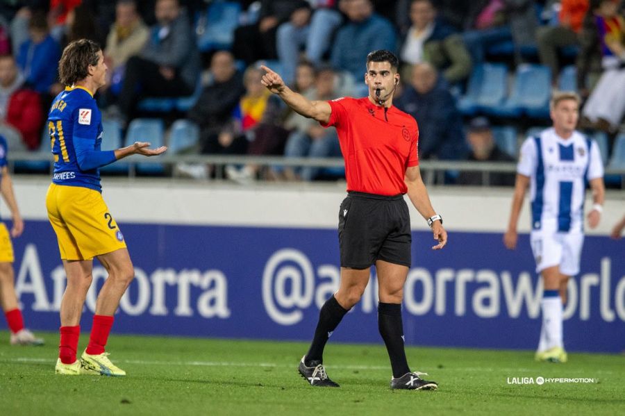 Miguel González Díaz, pitando el Andorra - Levante (LALIGA).