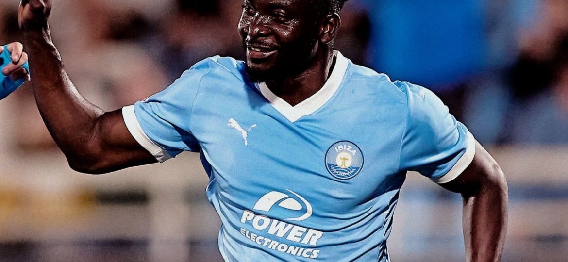 Mo Dauda al marcarle al Sevilla Atlético (@ibizaud)