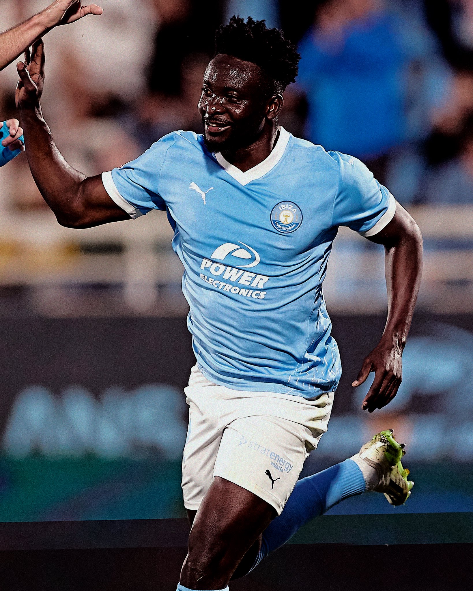 Mo Dauda al marcarle al Sevilla Atlético (@ibizaud)