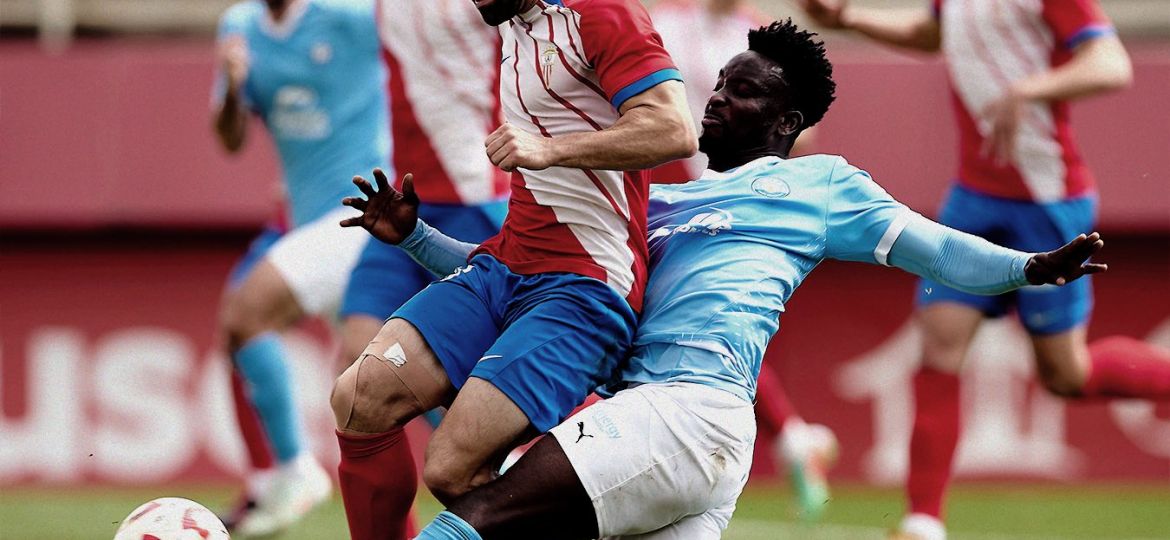 Mo Dauda en la entrada por la que recibió la primera amarilla (ibizaud)