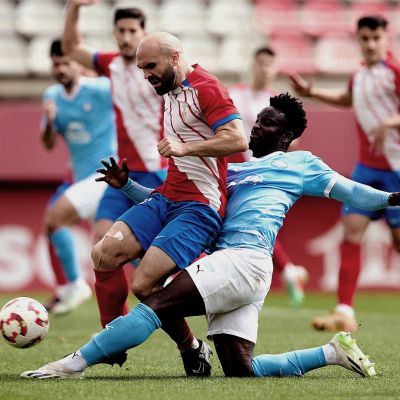 Mo Dauda en la entrada por la que recibió la primera amarilla (ibizaud)