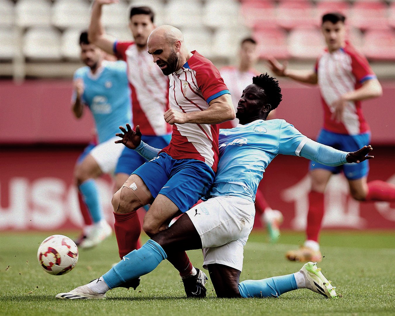 Mo Dauda en la entrada por la que recibió la primera amarilla (ibizaud)