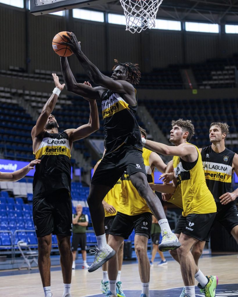 Mohamed Sangare capturando un rebote (CB Canarias)