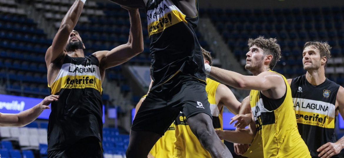 Mohamed Sangare capturando un rebote (CB Canarias)