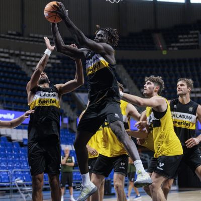 Mohamed Sangare capturando un rebote (CB Canarias)