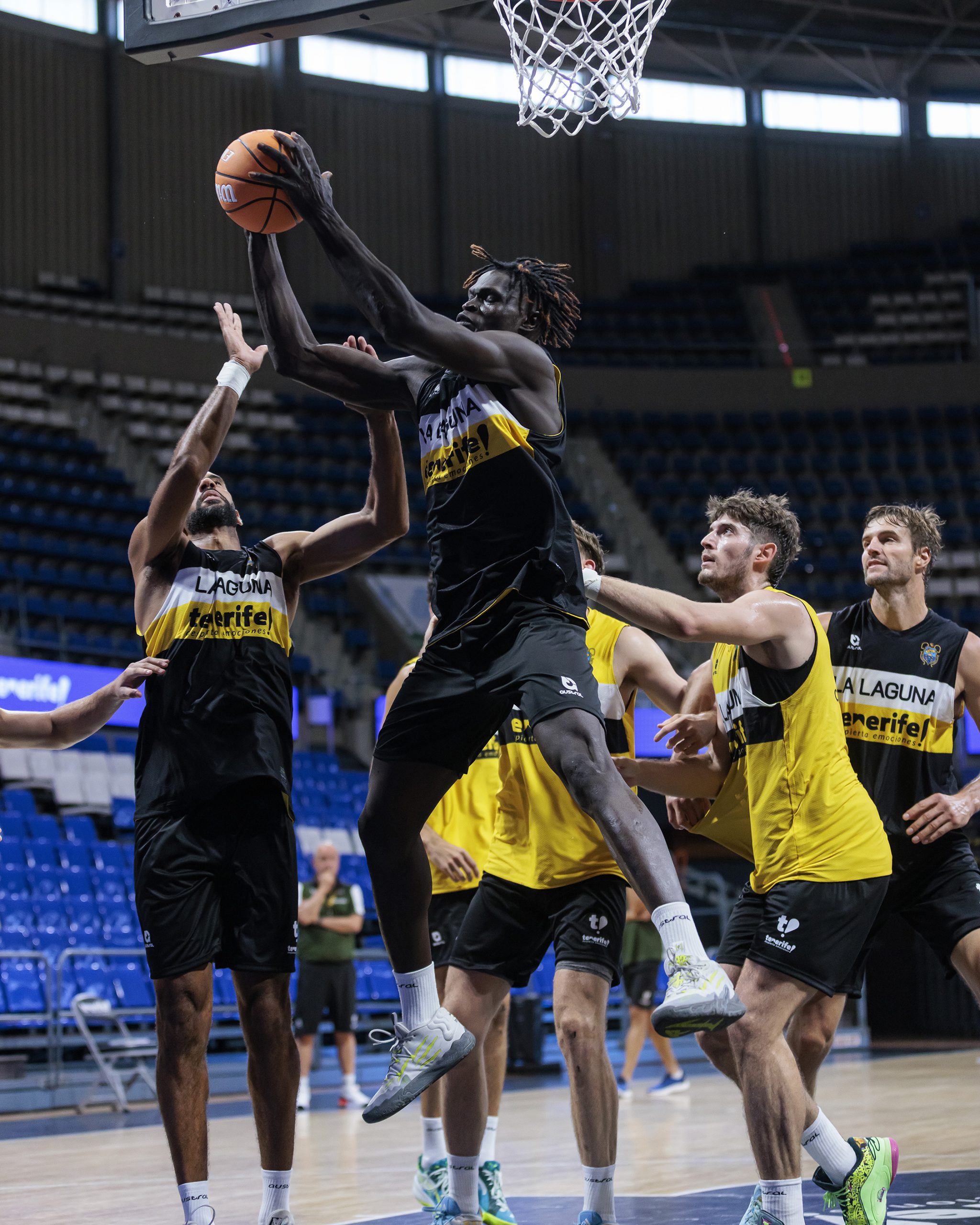 Mohamed Sangare capturando un rebote (CB Canarias)