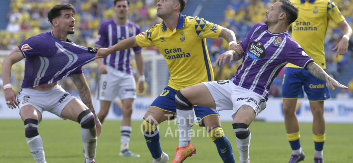 Moleiro ante dos jugadores del Valladolid