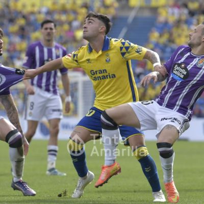 Moleiro ante dos jugadores del Valladolid