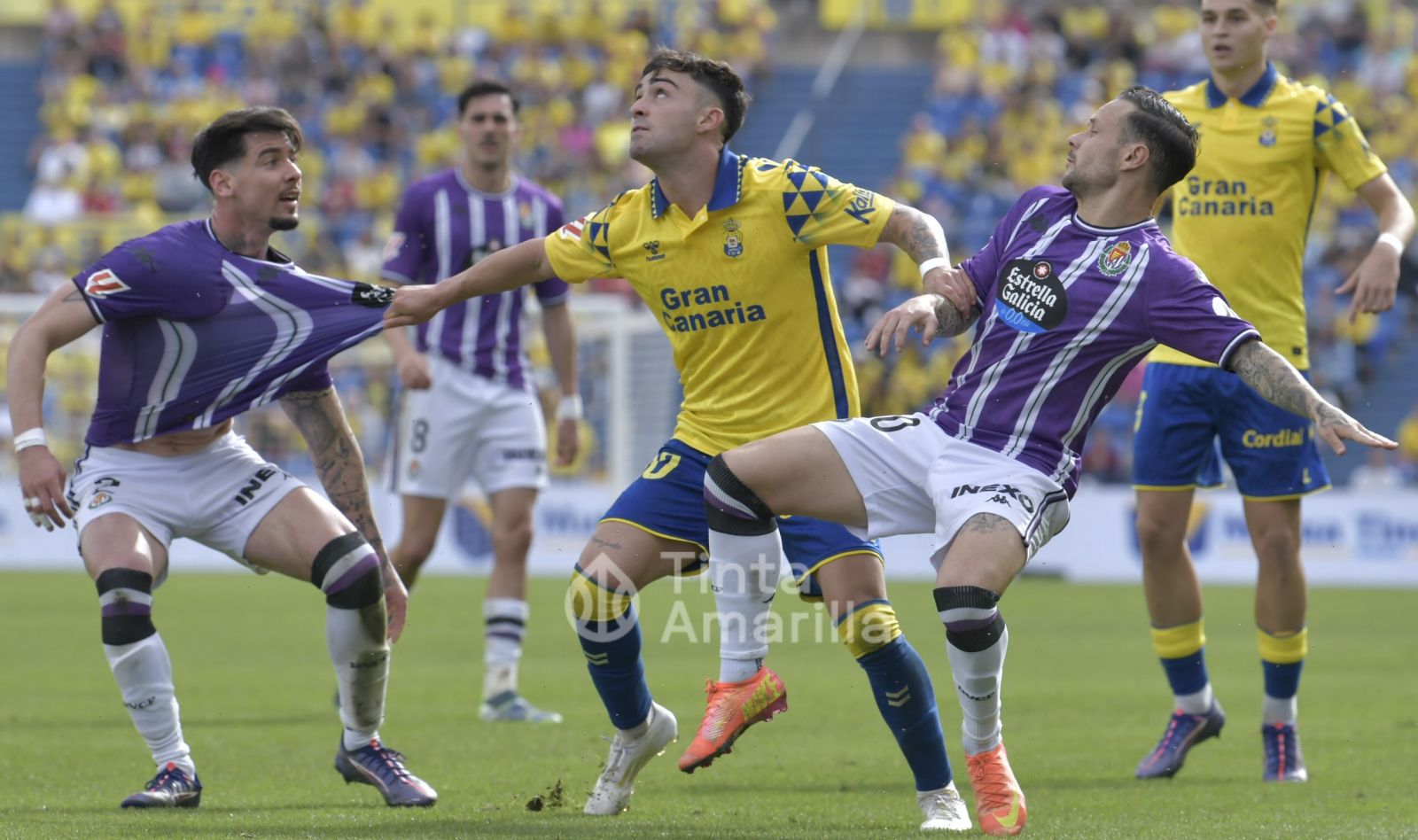 Moleiro ante dos jugadores del Valladolid, entre ellos Luis Pérez, en el partido de la primera vuelta en Gran Canaria (TINTAAMARILLA.ES / C. Torres)
