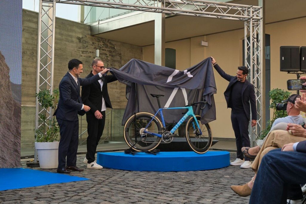 Momento de la presentación de la bicicleta Magma Tenerife de Alberto Contador (CABILDO DE TENERIFE)