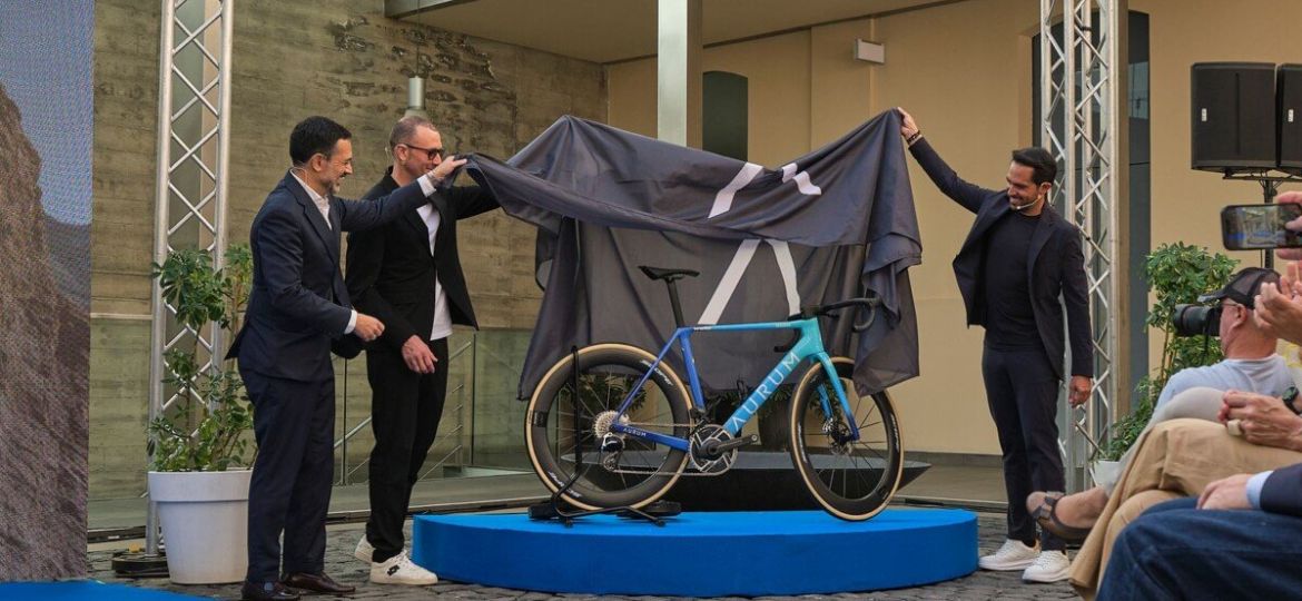 Momento de la presentación de la bicicleta Magma Tenerife de Alberto Contador (CABILDO DE TENERIFE)