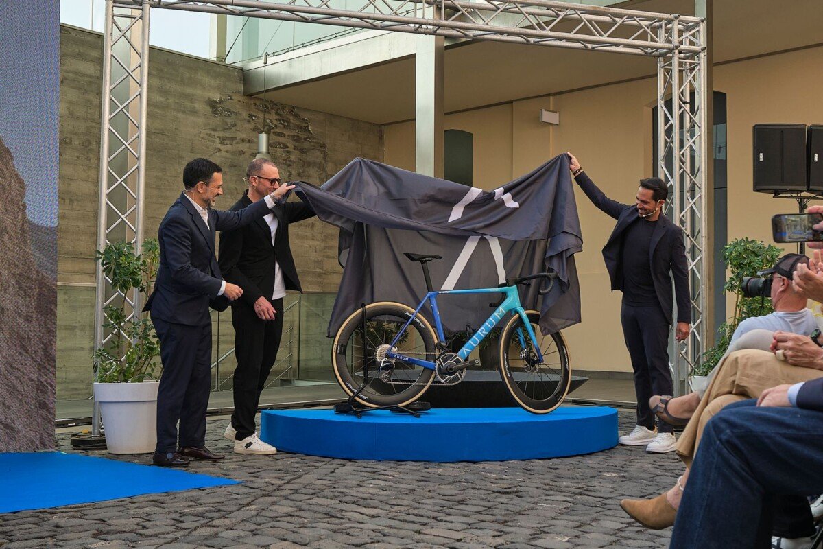 Momento de la presentación de la bicicleta Magma Tenerife de Alberto Contador (CABILDO DE TENERIFE)