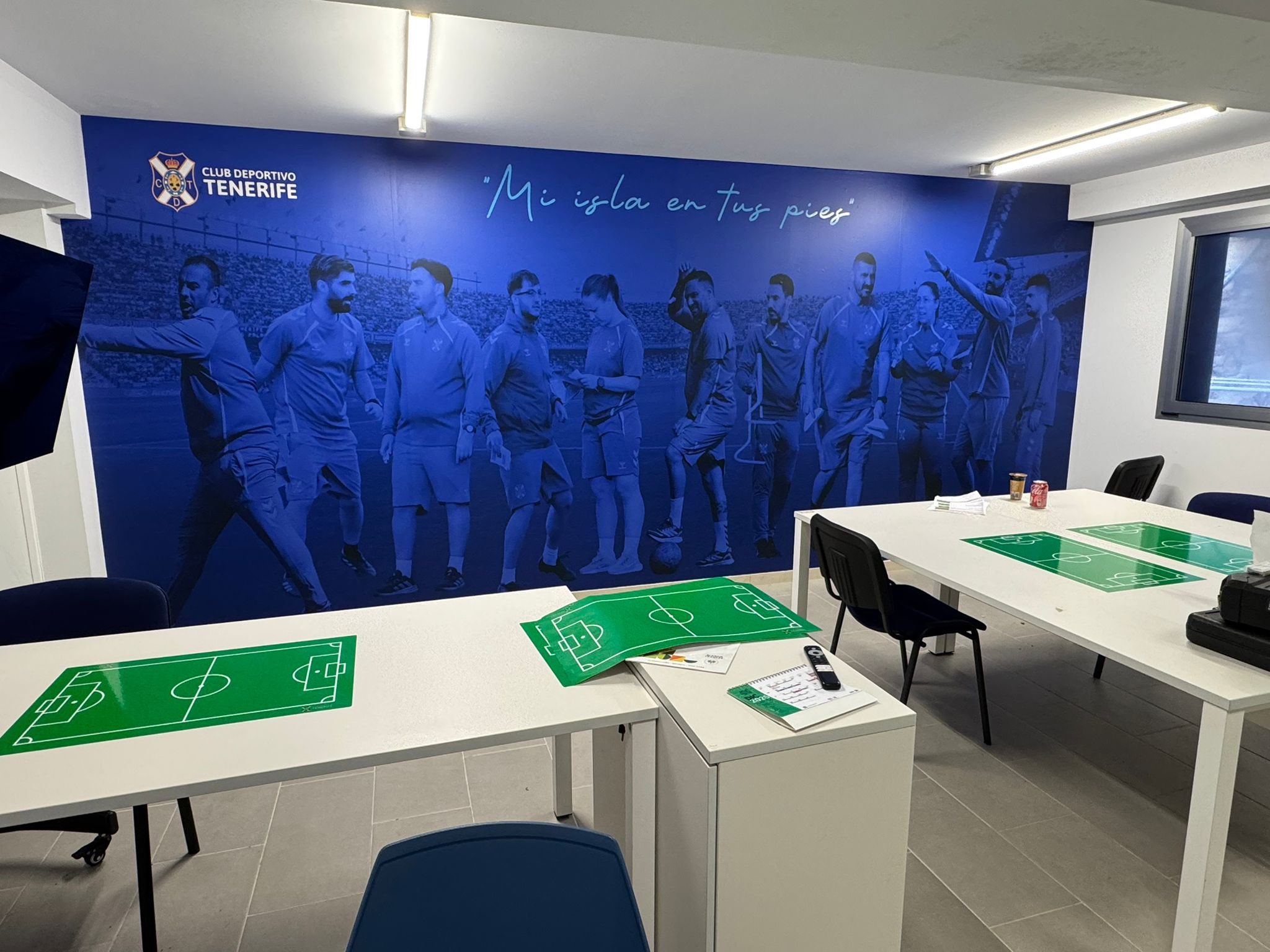 Mural en el despacho de entrendores de cantera del CD Tenerife (CD TENERIFE)
