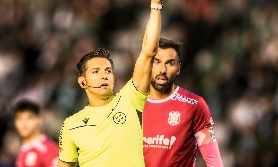 Muresan Muresan sacando una tajeta amarilla en un Tenerife-Racing de Ferrol (LaLiga)